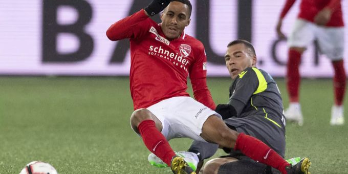 Der FC Sion (rechts, Pajtim Kasami) bringt den FC Thun (links, Marvin Spielmann) zu Fall. FC Thun gegen Sion