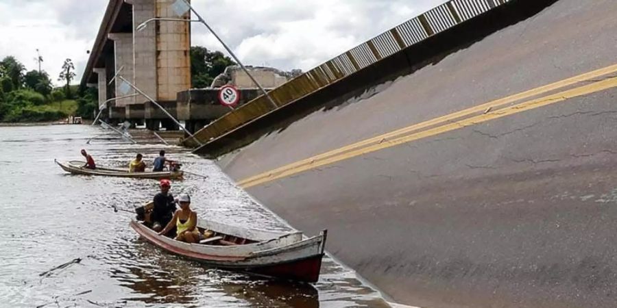 Auslöser des Unglücks am Fluss Moju war ein Fährunfall: Laut Medienberichten hat ein Schiff einen der massiven Pfeiler gerammt, daraufhin ist ein Teil der Flussüberführung ins Wasser gestürzt. Foto: Wagner Santana/Regierung von Para