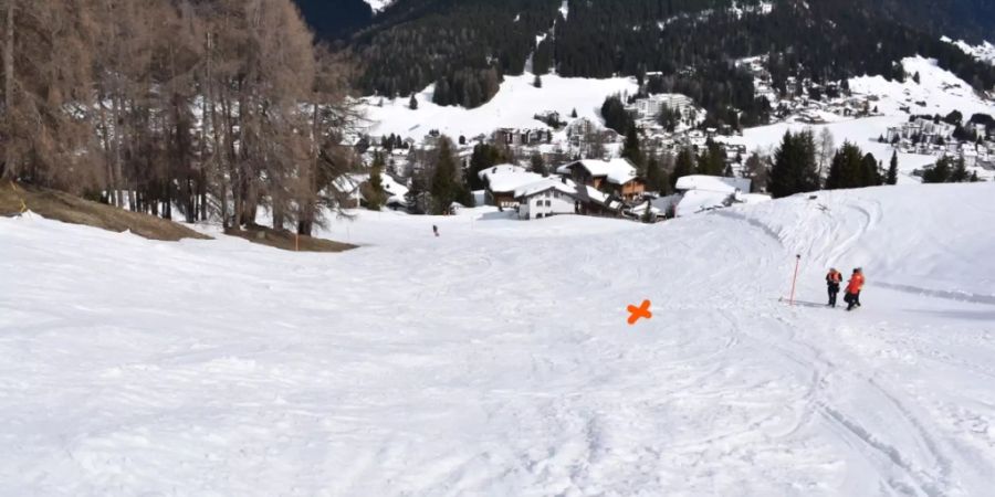 Eine Skifahrerin wurde am Samstagmittag im Skigebiet in Davos regungslos auf dieser Piste gefunden worden. Die Rega flog sie ins Kantonsspital Chur.