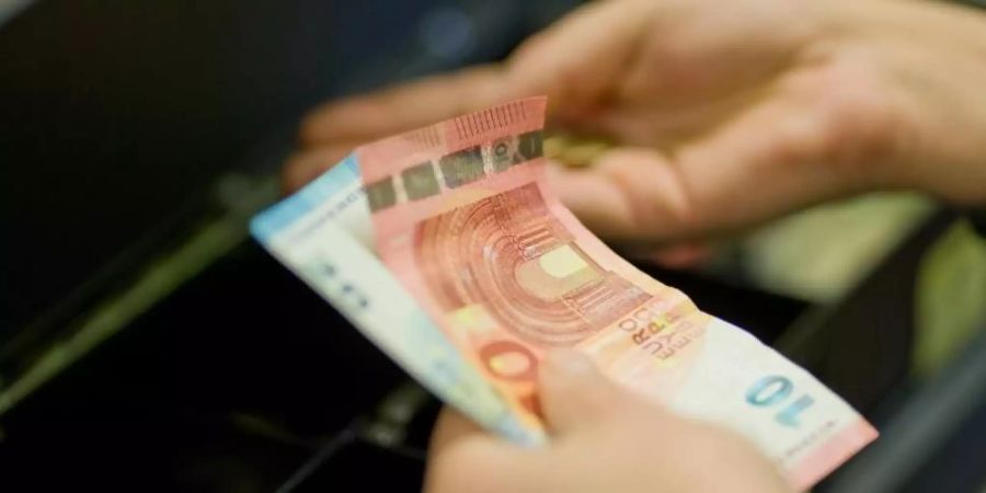 Rund 20 Millionen Euro hat die Bundesagentur für Arbeit (BA) bisher in bar an Empfänger von Arbeitslosengeld an Supermarktkassen ausgezahlt. Symbolbild: Daniel Karmann Foto: Daniel Karmann