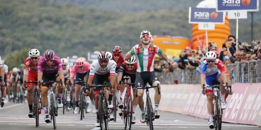 Beim Zielsprint verpasste Pascal Ackermann einen Sieg nur knapp - er wurde Dritte. Foto: Yuzuru Sunada/BELGA
