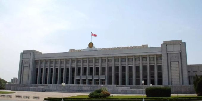 Das Parlament in Pjöngjang. Pjöngjang unterliegt wegen seines Raketen- und Atomwaffenprogramms strengen internationalen Sanktionen. Foto: Andreas Landwehr/Archiv pjöngjang parlament