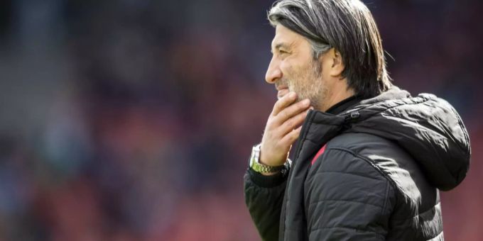 Murat Yakin nachdenklich im Trainerdress des FC Sion. Murat Yakin
