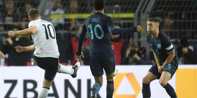 Rechte an der Bandenwerbung im Zwielicht: Szene aus Deutschland - England in Dortmund im Jahr 2017. DFB