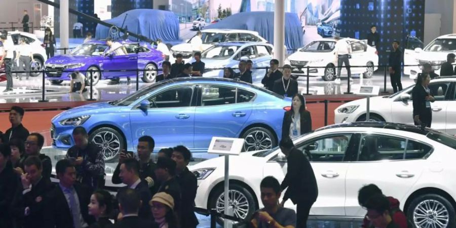 Blick in eine Ausstellungshalle der Automesse «Auto Shanghai». Foto: Kyodo