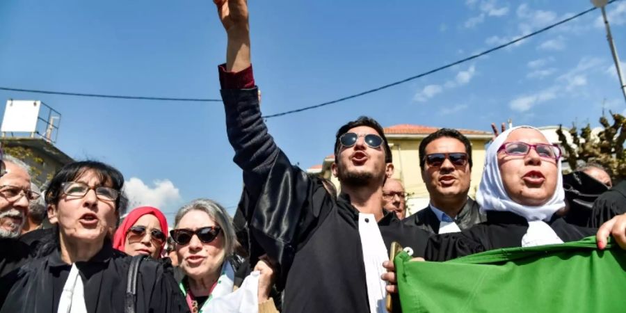 Algerische Richter protestieren vor dem Justizministerium