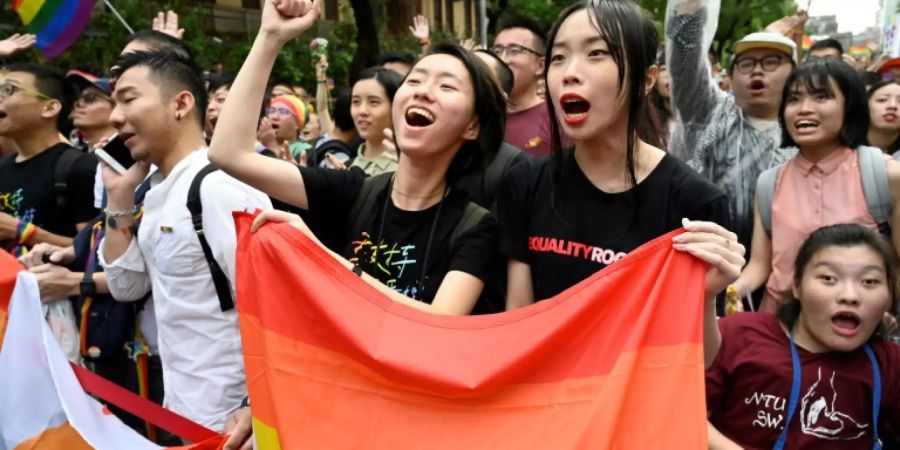 Befürworter der Homo-Ehe vor dem Parlament in Taipeh