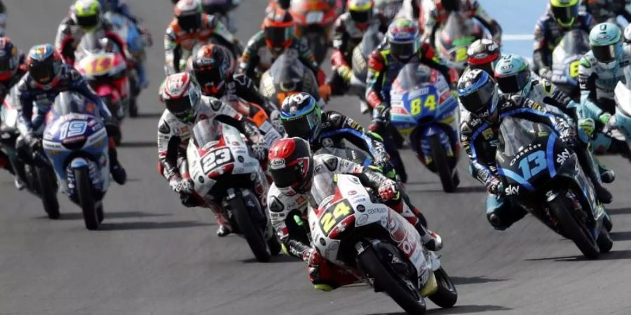 Die Piloten der Klasse Moto3 starten in das Rennen in Jerez. Foto: Miguel Morenatti/AP