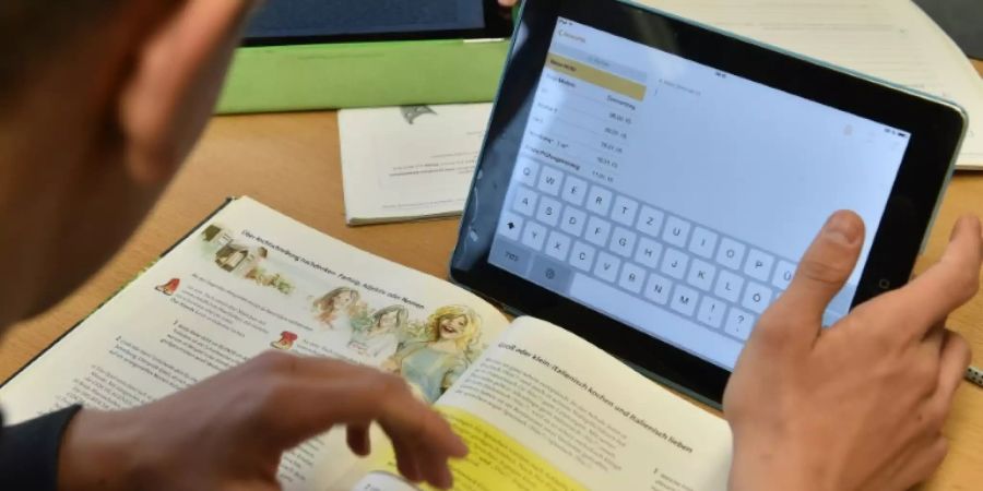 Schüler mit Tablet