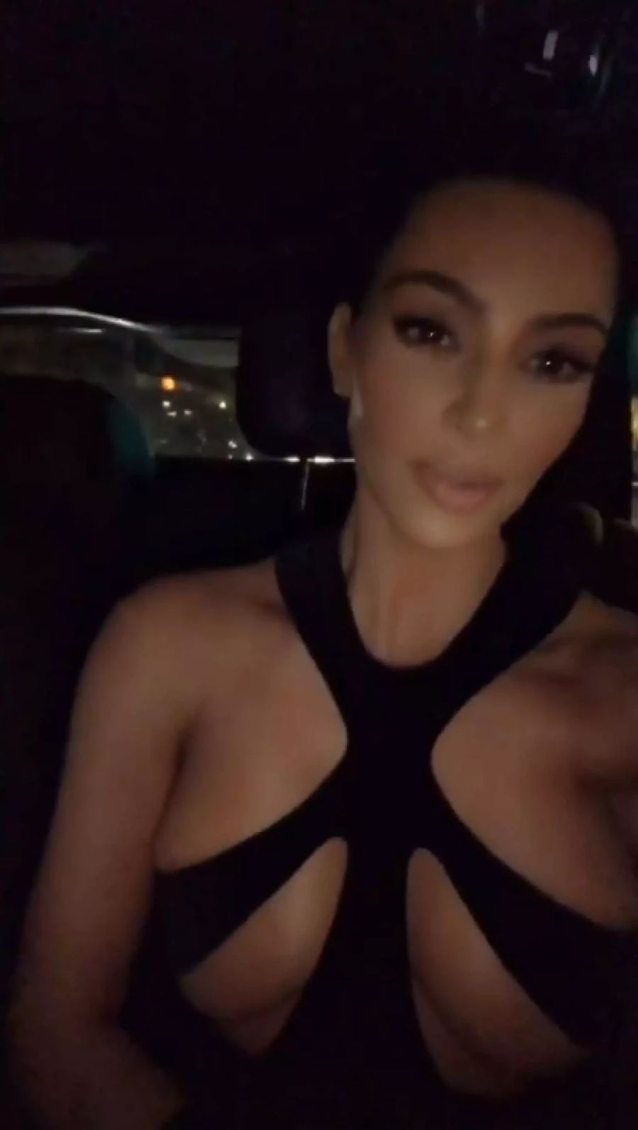 Kim Kardashian schwärmt im Taxi von ihrem Kleid.