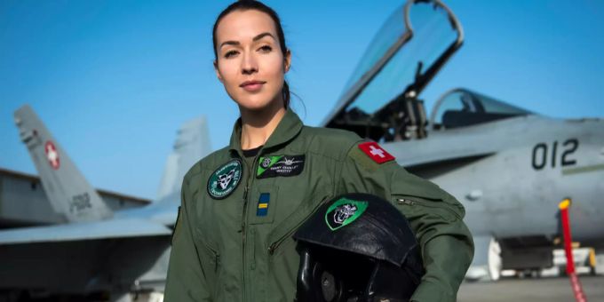 Im F/A-18 Hornet - Hier kommt die erste Kampfjet-Pilotin der Armee