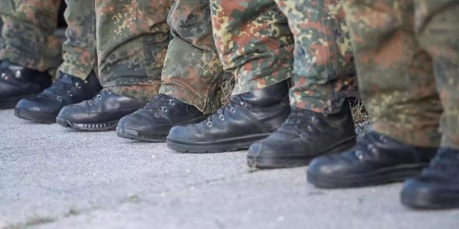 Die Bundeswehr braucht Nachwuchs und wirbt darum auch an Schulen. Die Berliner SPD will das verbieten. Foto: Sebastian Gollnow/Symbol