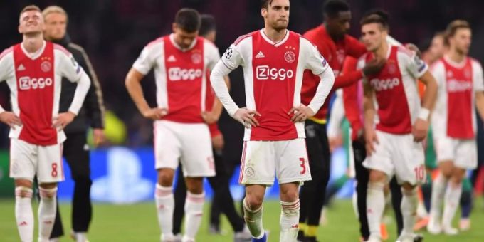Noch auf dem Rasen vergossen viele Ajax-Spieler die ersten Tränen. Foto: Marius Becker Noch auf dem Rasen vergossen viele Ajax-Spieler die ersten Tränen. Foto: Marius Becker