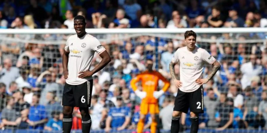 Manchester-Spieler Paul Pogba (l) und Victor Lindelof müssen eine heftige Pleite gegen Everton verdauen. Foto: Martin Rickett/PA Wire