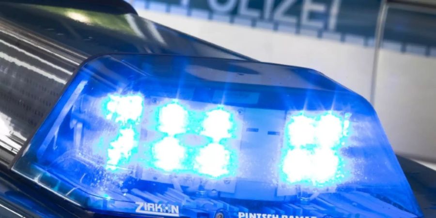 Blaulicht auf dem Dach eines Polizeiwagens