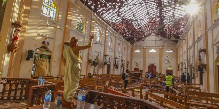 Ein Blick auf den Innenraum der St.-Sebastians-Kirche nördlich von Colombo, der durch eine Explosion beschädigt wurde. Foto: Chamila Karunarathne/AP