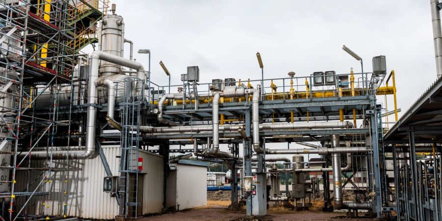 Gelbe Rohre, die Erdgas und Wasserstoff führen, sind in einer Industrieanlage der Firma Evonik montiert.