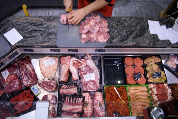 Die Massentierhaltungsinitiative würde in der Schweiz nur noch Fleischproduktion nach Bio-Standards zulassen. Fleisch Massentierhaltungsinitiative