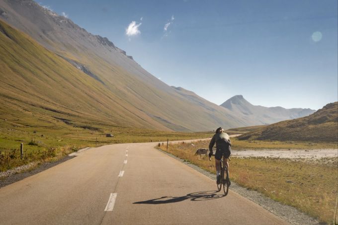 Monika Sattler fährt auf ihrer Pässe Challenge durch ganz unterschiedliche Landschaften Monika Sattler auf dem Velo
