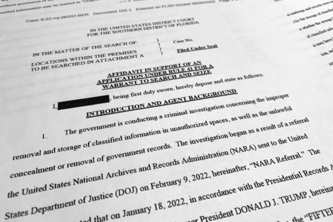 Die eidesstattliche Erklärung des FBI, mit der ein Durchsuchungsbefehl für das Anwesen des ehemaligen Präsidenten Donald Trump in Mar-a-Lago erwirkt wurde. Donald Trump FBI