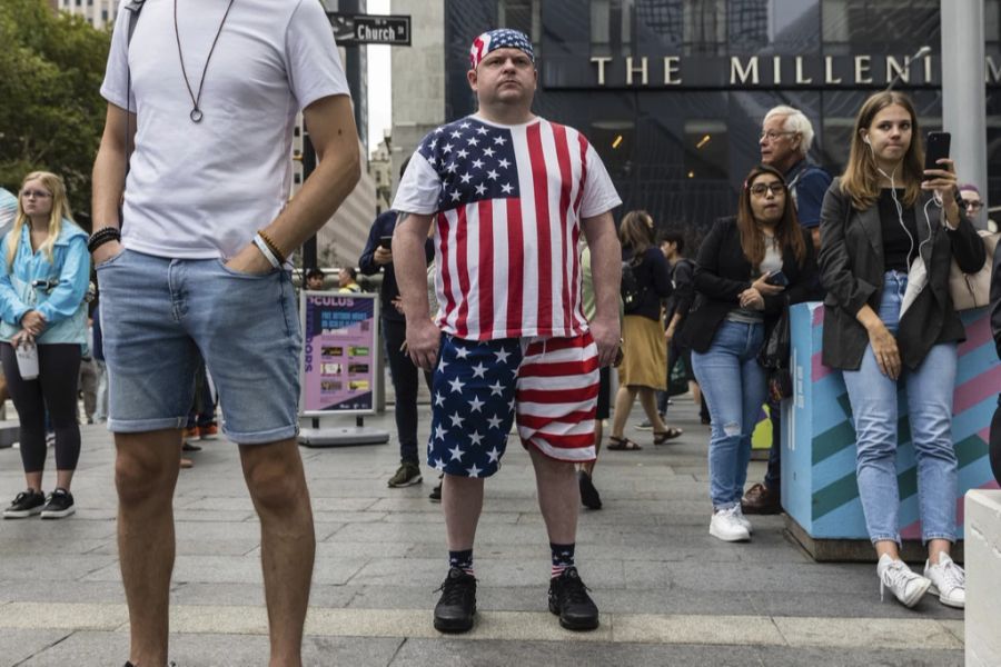 Eine mit der amerikanischen Flagge bekleidete Person gedenkt an die Opfer des Terroranschlags vom 11. September 2001.