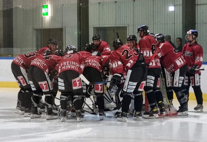 In Freihof-Rot: Der EHCW spielte in den Warmup-Shirts. Freihof