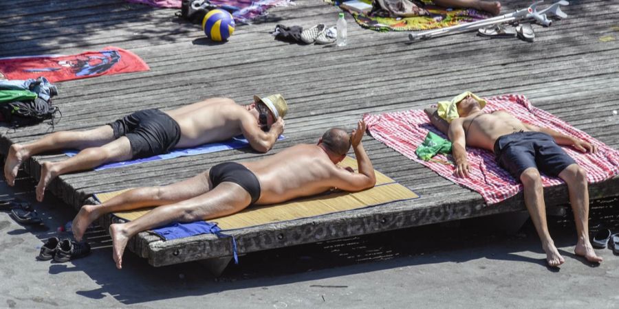 Männer sonnen sich in Zürich.