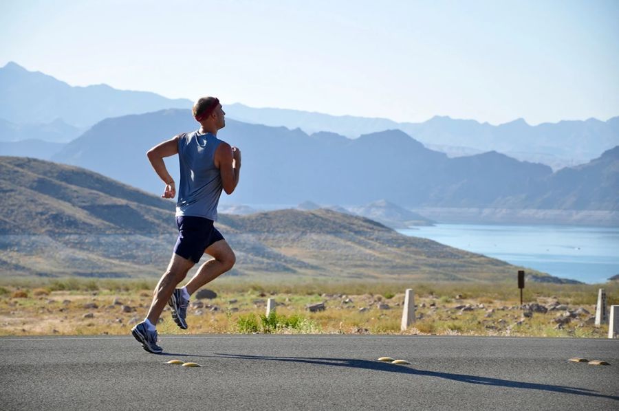 Mann Joggen Strasse Meer Berge Küste