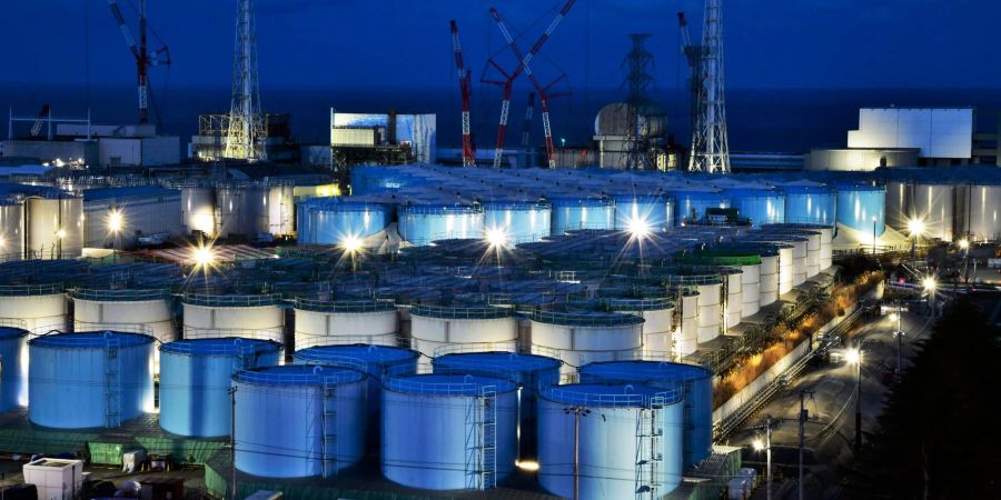 Tanks mit kontaminiertem Wasser stehen am Kernkraftwerk Fukushima Dai-ichi in der Stadt Okuma, Präfektur Fukushima.