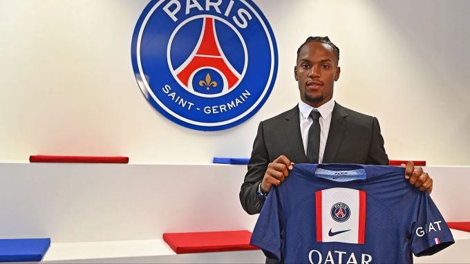 Renato Sanches läuft künftig für Paris Saint-Germain auf. Renato Sanches Paris Saint-Germain