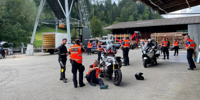 Kontrollstelle an der Tösstalstrasse in Steg. Steg