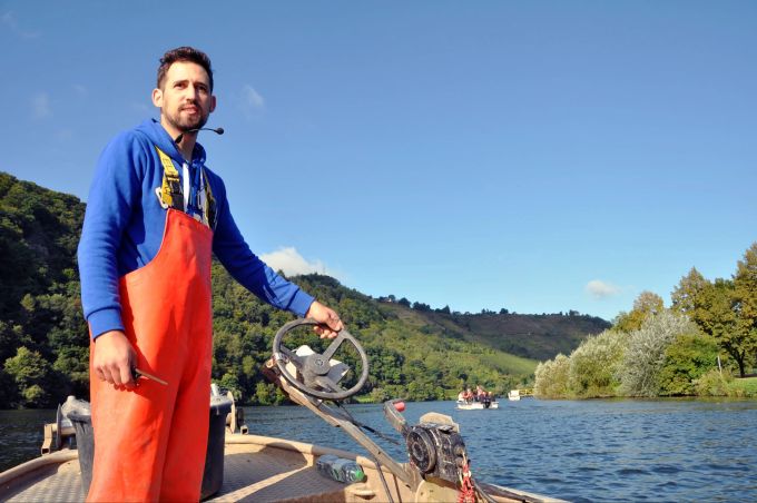 Wathose und Fahrtwind – Thomas Weber liebt es, auf der Mosel unterwegs zu sein. Mann Boot Mosel Fischen Steuer