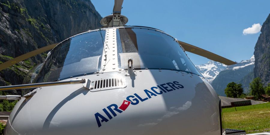 Ein Rettungshelikopter der Air Glaciers auf dem Heliport Lauterbrunnen.