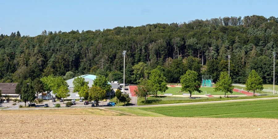 Blick auf die Eisbahn und auf die Leichtathletikanlage im Sportzentrum Leimacher in Düdingen.