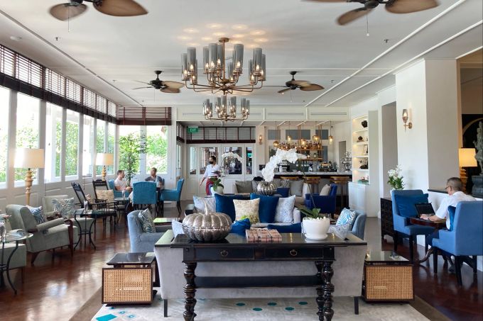Dieser elegante Salon im Grand Hotel d'Angkor im Kolonialstil versetzt Reisende zurück in längst vergangene Zeiten. Salon Hotel Kolonialstil