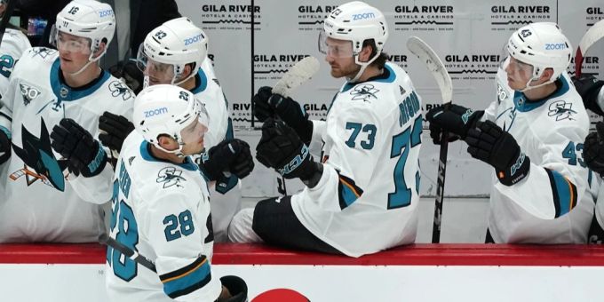 Noah Gregor (zw. v. r.) steht für ein weiteres Jahr für die San Jose Sharks auf dem Eis. san jose sharks