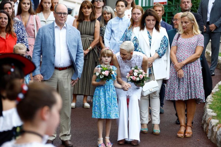 Charlène von Monaco spricht mit ihrer Tochter Gabriella.