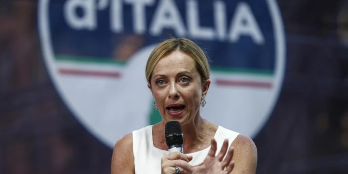 ARCHIV - Die rechtsextreme Partei Fratelli d'Italia von Giorgia Meloni gilt als Favorit bei der im September anstehenden Parlamentswahl. giorgia meloni