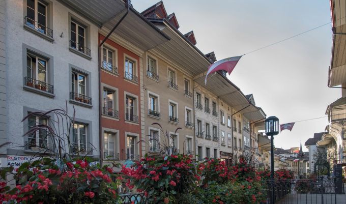 Einzigartig sind die Hochtrottoirs in der oberen Hauptgasse, dem Altstadtteil gleich unter dem Schlosshügel. sd