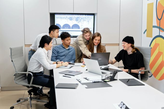 Durch die Veränderung von Hierarchien ändern sich sowohl Arbeits- als auch Karrierekultur. Team Tisch Arbeit Hierarchie