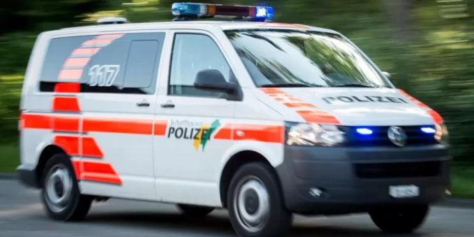 Velofahrerin bei Kollision mit Auto verletzt.