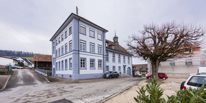 Das Schulhaus in Zunzgen besteht aus zwei unterschiedlichen Trakten von 1829 (Nordtrakt) und 1894 (Südtrakt). Das Schulhaus in Zunzgen besteht aus zwei unterschiedlichen Trakten von 1829 (Nordtrakt) und 1894 (Südtrakt).