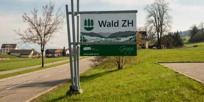 Die Ortseinfahrt in Richtung Wald ZH. Die Ortseinfahrt in Richtung Wald ZH.