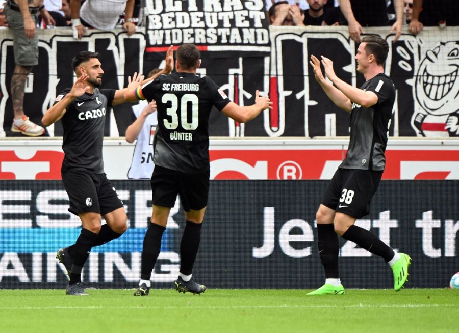 Vincenzo Grifo (l) schiesst den SC Freiburg in Stuttgart zu drei Punkten.