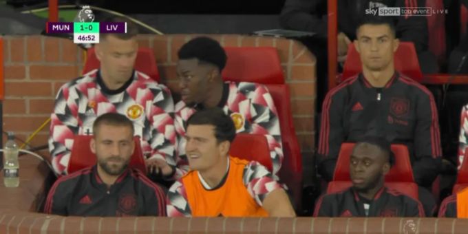Ein Blick auf die Bank von Manchester United: Ronaldo (oben rechts) scheint gar nicht begeistert und wirkt isoliert. Ronaldo
