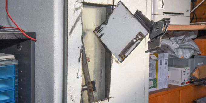 Unbekannte Täter brechen Tresor auf und flüchten mit der Beute.