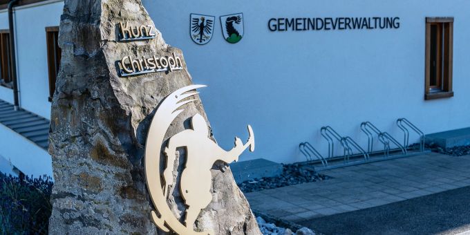 Ein Stein vor der Gemeindeverwaltung in Reichenbach ehrt den ehemaligen Behindertensportler Christoph Kunz, der im Super G mehrere Medaillen gewonnen hat. Ein Stein vor der Gemeindeverwaltung in Reichenbach ehrt den ehemaligen Behindertensportler Christoph Kunz, der im Super G mehrere Medaillen gewonnen hat.
