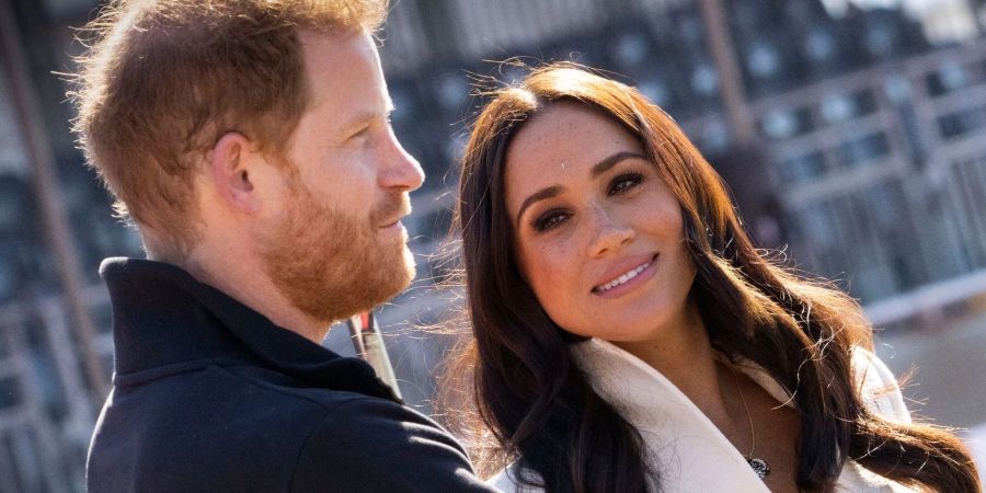 Prinz Harry (l) und Meghan 2022 in Den Haag.