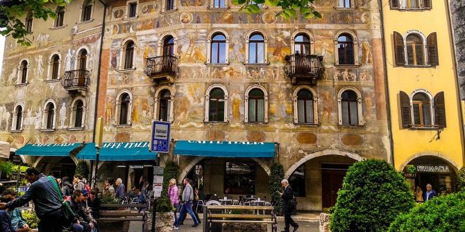 Fresko Fassade Fussgänger Haus Italien