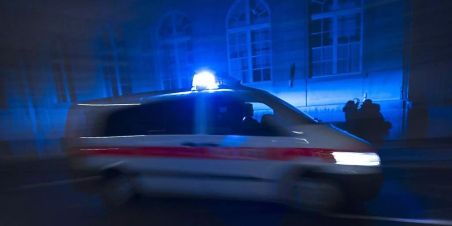 Wegen eines Mannes, der Drittpersonen bedrohte, kam es am Montagabend beim Bahnhof Lyss BE zu einem Polizeieinsatz. (Symbolbild)